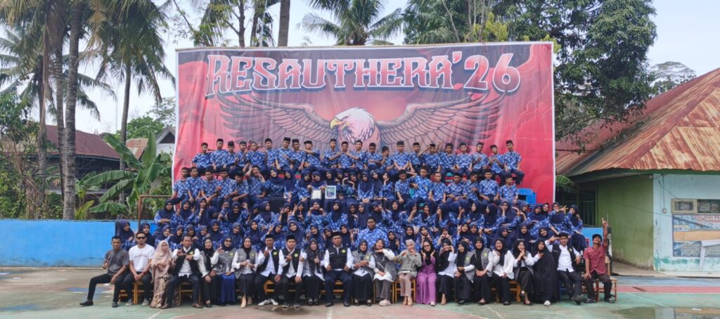 KELAS IX MTSN PINRANG ABADIKAN MOMEN LEWAT FOTO ANGKATAN “RESAUTHERA 26”